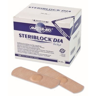 Verpackung Master Aid STERIBLOCK® DIA beige Kompressionspflaster mit zwei ausgepackten Pflastern davor